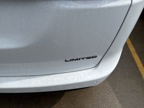 Used 2025 Chrysler Pacifica Limited image 18