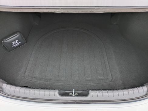Certified 2024 Hyundai Elantra Limited FWD image 11