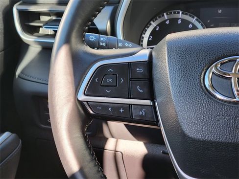 Used 2022 Toyota Highlander XLE image 28