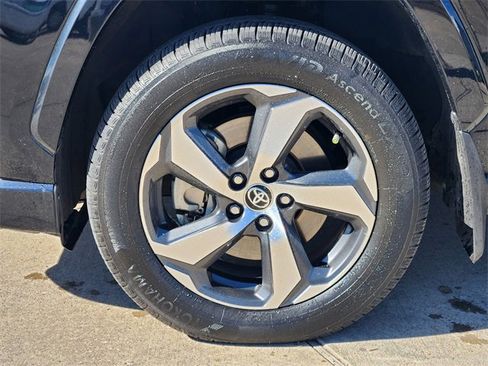 Used 2021 Toyota RAV4 SE image 8