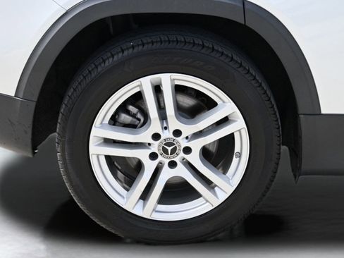 Used 2021 Mercedes-Benz GLB 250 4MATIC w/ Premium Package image 47