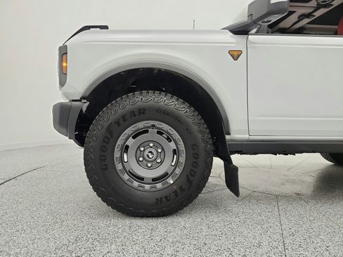 Used 2025 Ford Bronco Badlands image 23