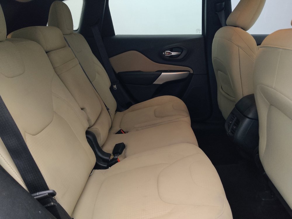 Used 2017 Jeep Cherokee Latitude FWD image 19
