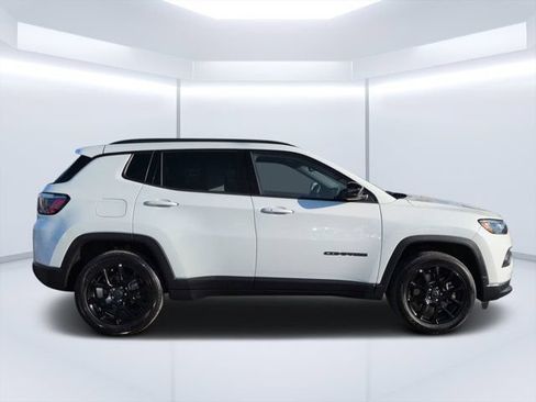 Used 2025 Jeep Compass Latitude w/ Altitude Special Edition AWD/4WD image 2