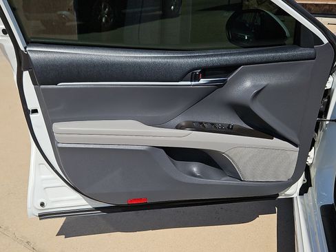 Used 2022 Toyota Camry SE FWD image 11