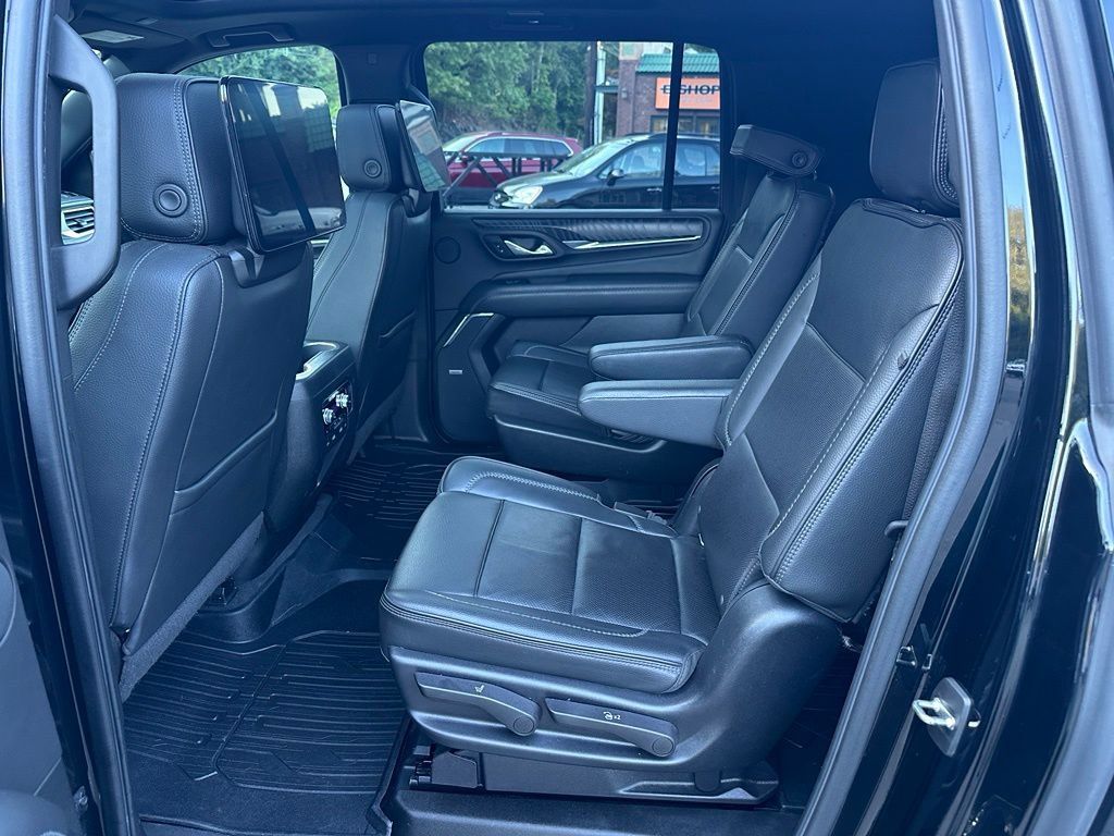 Used 2022 GMC Yukon XL Denali w/ Denali Ultimate Package AWD/4WD image 10