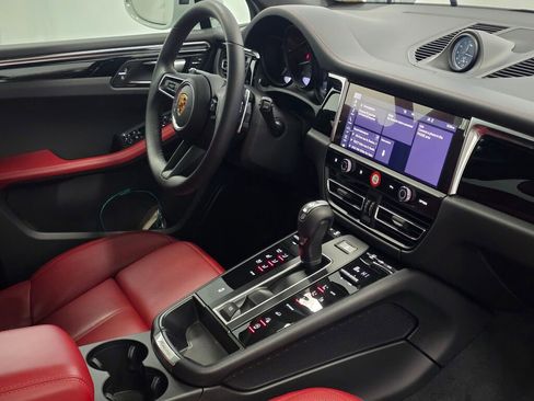 Certified 2025 Porsche Macan image 27