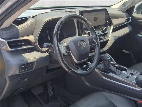 Used 2023 Toyota Highlander Limited FWD image 10