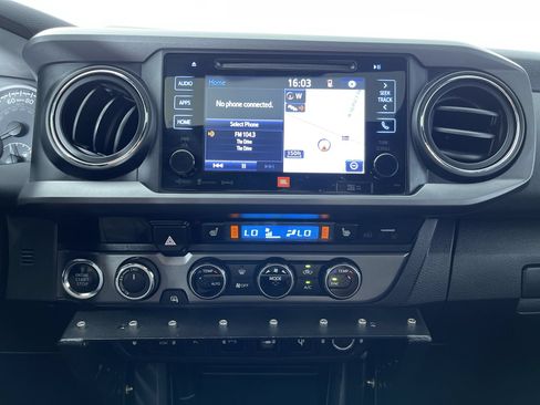 Used 2017 Toyota Tacoma TRD Off-Road AWD/4WD image 18