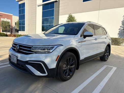 Used 2022 Volkswagen Tiguan SE image 1