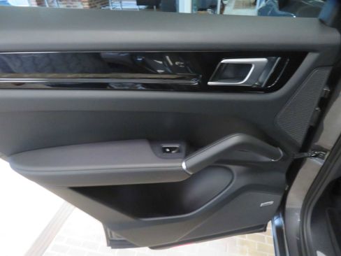 Used 2019 Porsche Cayenne image 18