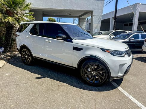 Used 2020 Land Rover Discovery HSE image 2