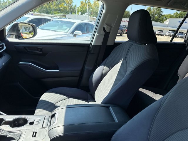 Used 2021 Toyota Highlander LE FWD image 18