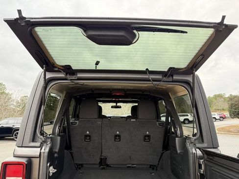 Used 2020 Jeep Wrangler Unlimited Sahara image 30