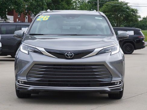 Used 2026 Toyota Sienna Limited FWD image 8