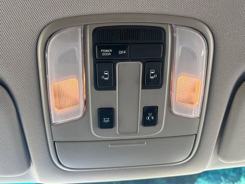 Used 2016 Kia Sedona LX w/ Option Group 020 FWD image 18