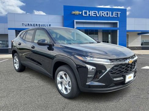 New 2026 Chevrolet Trax LS w/ LS Convenience Package FWD image 2