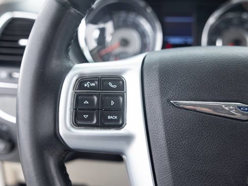 Used 2013 Chrysler Town & Country Touring image 39