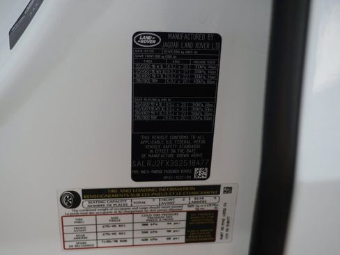 Used 2025 Land Rover Discovery S image 32