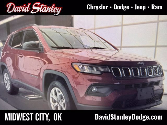 Used 2025 Jeep Compass Latitude w/ Sun & Sound Group AWD/4WD image 1