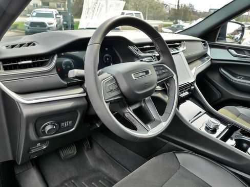 Used 2023 Jeep Grand Cherokee Altitude image 24
