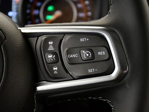 Used 2025 Jeep Wrangler Sahara image 23