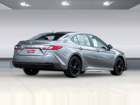 Used 2025 Toyota Camry SE image 3