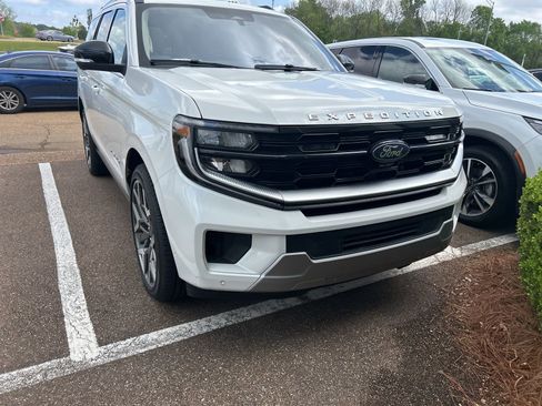 Used 2025 Ford Expedition Platinum w/ Platinum Ultimate Package image 3