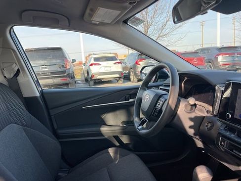 Used 2025 Toyota Camry LE image 32