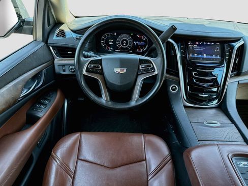 Used 2017 Cadillac Escalade Luxury AWD/4WD image 24