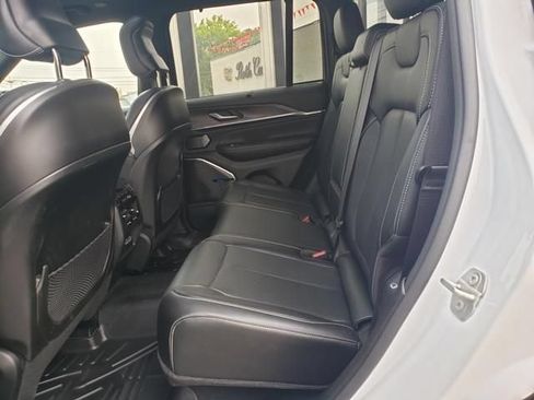 Used 2023 Jeep Grand Cherokee Overland w/ Luxury Tech Group IV AWD/4WD image 12