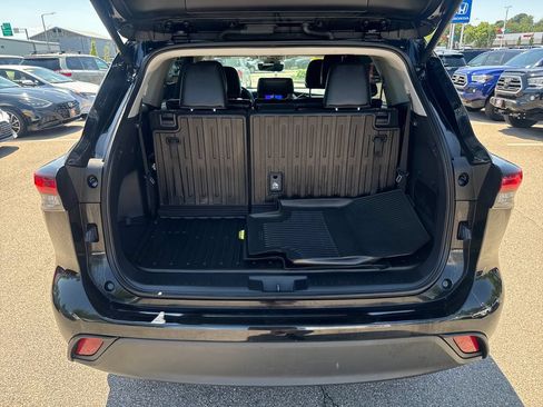 Used 2025 Toyota Highlander XLE AWD/4WD image 8