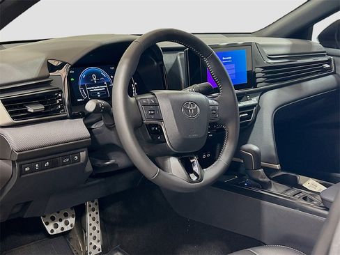 Used 2025 Toyota Camry LE image 7