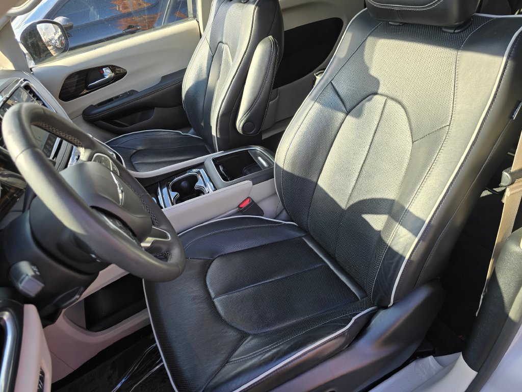 Used 2023 Chrysler Pacifica Limited FWD image 24