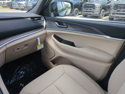 New 2026 Jeep Grand Cherokee L Limited RWD image 18