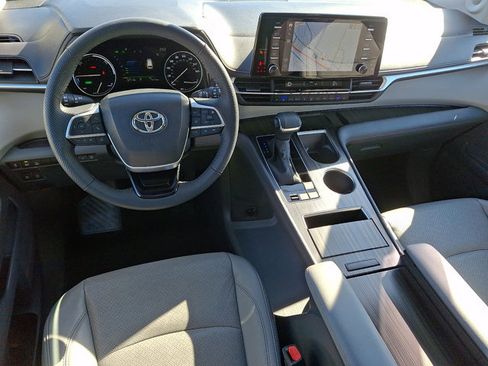 Used 2023 Toyota Sienna Limited image 11