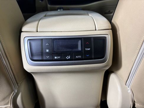 Used 2018 Toyota Highlander XLE AWD/4WD image 31