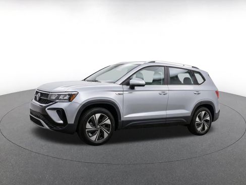 Used 2026 Volkswagen Taos SE AWD/4WD image 3