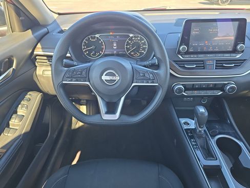 Used 2024 Nissan Altima 2.5 SV image 10