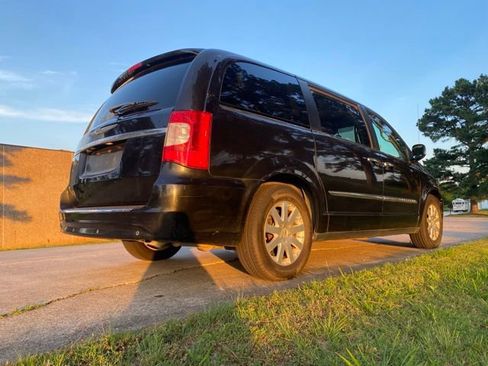 Used 2012 Chrysler Town & Country Touring-L w/ Entertainment Group #2 FWD image 6