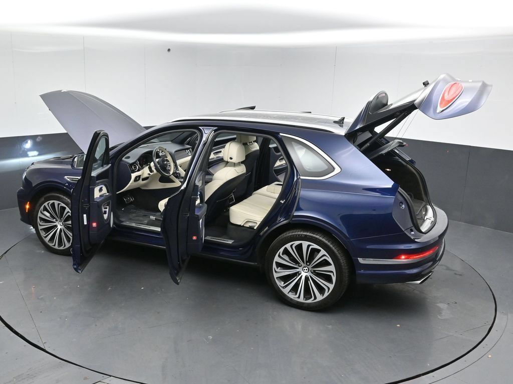 Used 2021 Bentley Bentayga AWD/4WD image 54