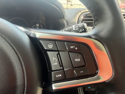 Used 2017 Jaguar F-PACE R-Sport image 15