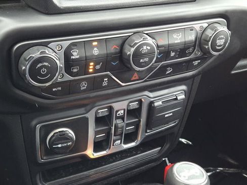 Used 2019 Jeep Wrangler Unlimited Sahara image 22