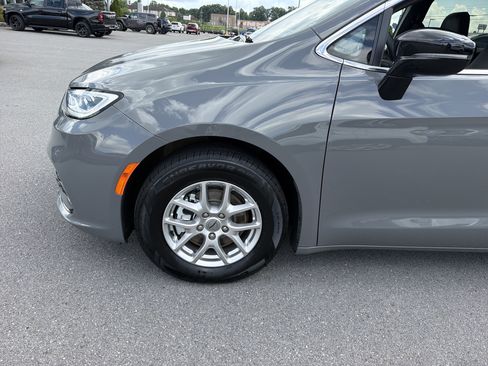 Used 2025 Chrysler Pacifica Select FWD image 11