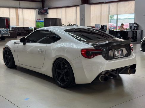 Used 2017 Toyota 86 RWD image 4