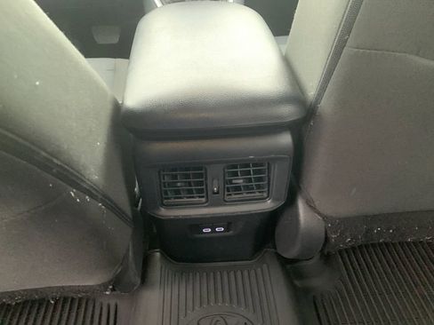 Used 2025 Toyota RAV4 XLE AWD/4WD image 15