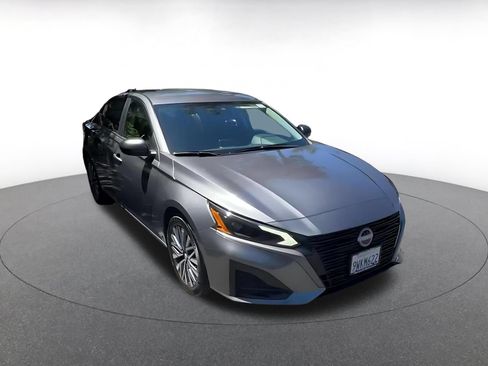 Used 2026 Nissan Altima 2.5 SV FWD image 3