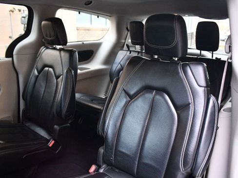 Used 2022 Chrysler Pacifica Touring-L image 30