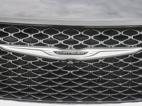 Used 2024 Chrysler Pacifica Select image 13