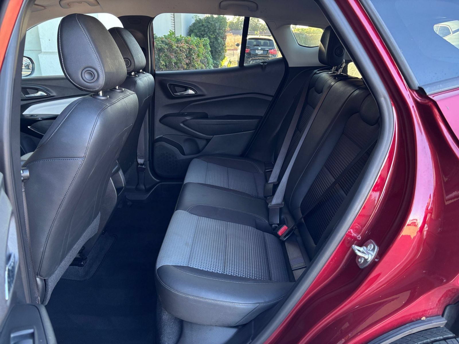 Used 2025 Chevrolet Trax LT FWD image 25